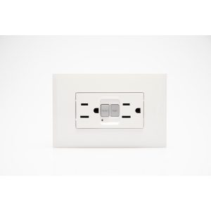 T/TOMA NOBILE BLANCO DUPLEX 2P+T 15A GFCI TR